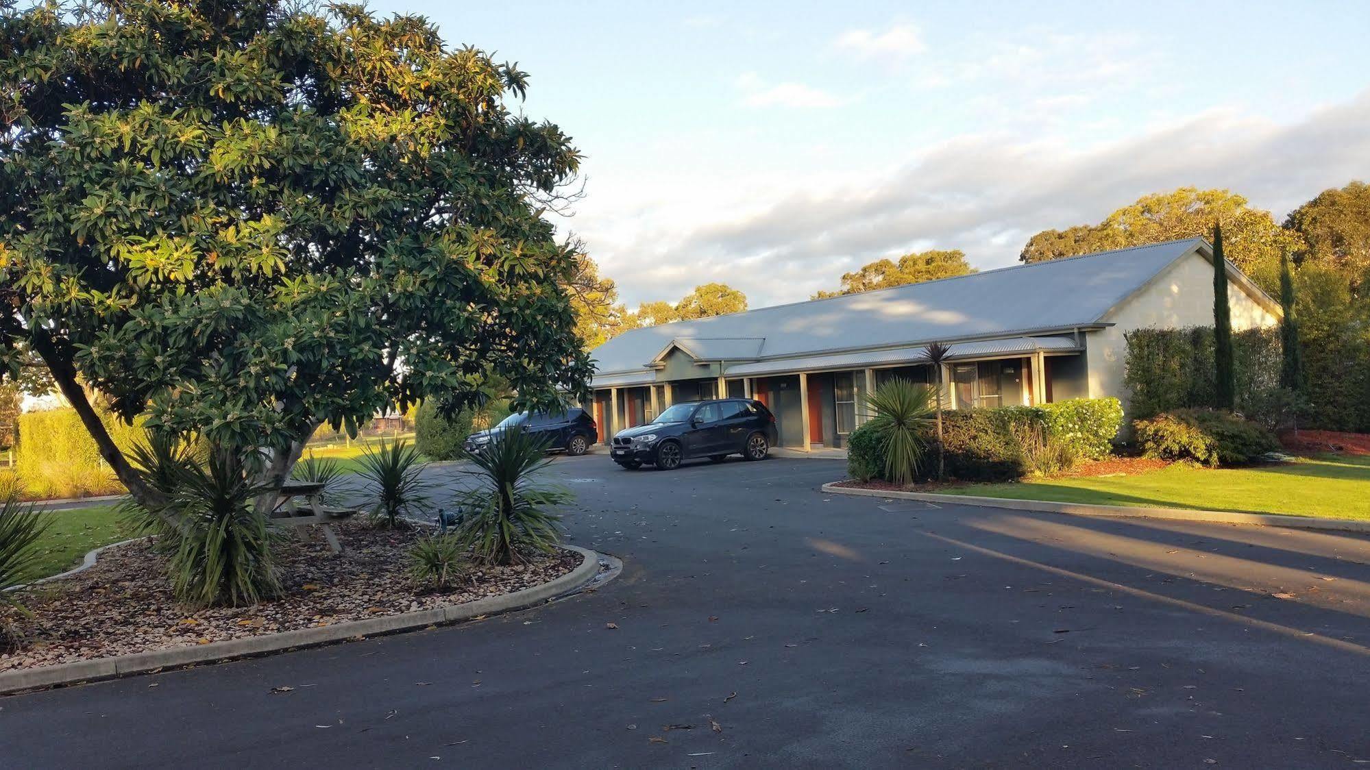 Alexander Cameron Suites Penola Exterior photo